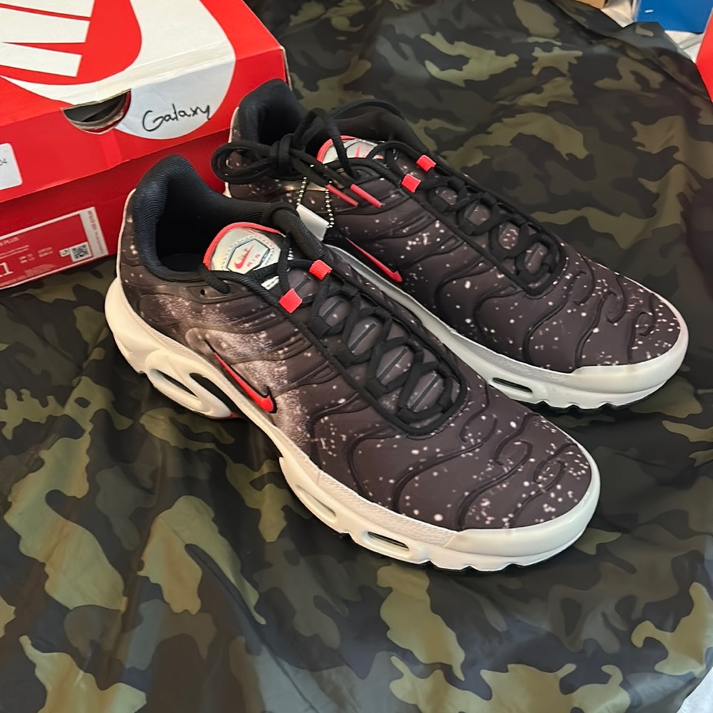 Brand New! Air Max Plus Galaxy size 11 Black/White-Laser Crimson